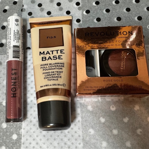 1. Makeby Revolution and Honest Beauty. - Picture 1 of 4